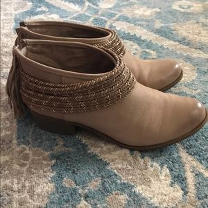 BCBG tan fringe booties 7.5 EUC